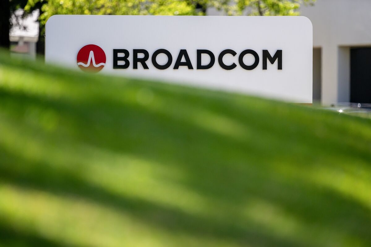 Broadcom (AVGO) After-Hours Stock Decline Post-Q4 2025 Earnings: AI Growth vs. Margin Concerns